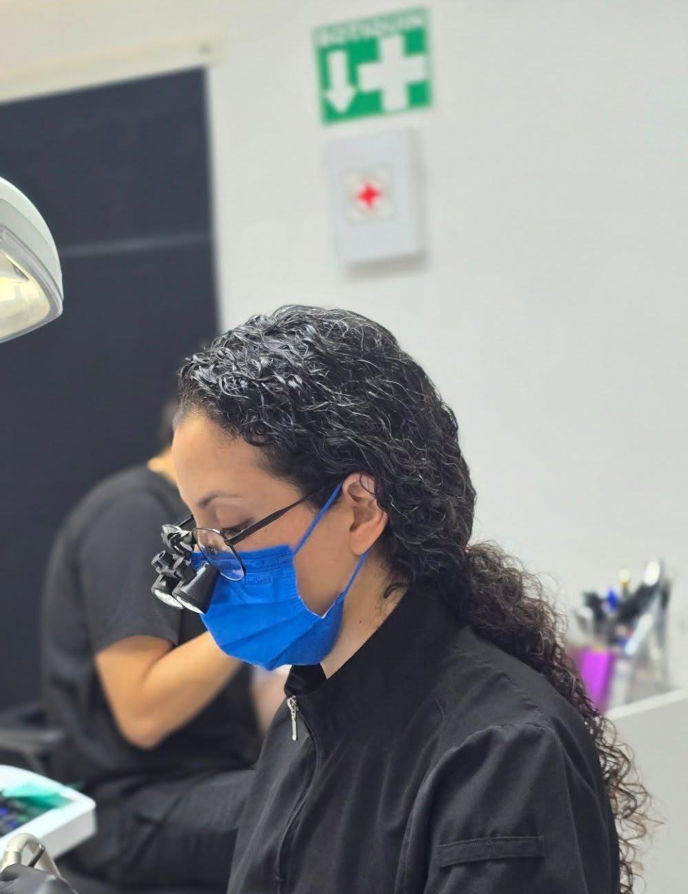 Dra. Luly Mata atendiendo a un paciente